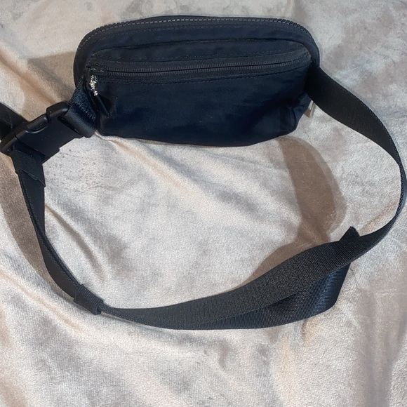 Lululemon Everywhere Black Belt Bag L1 - Picture 6 of 12